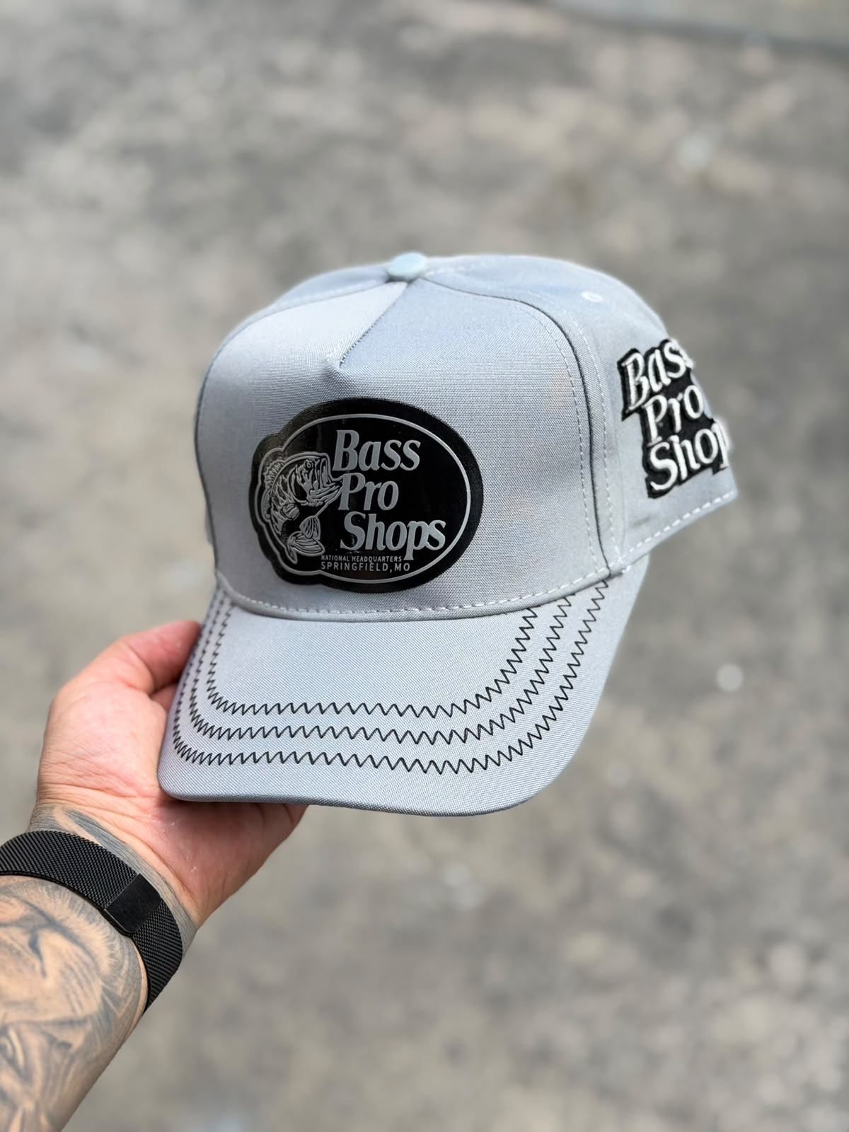 Gorra Bass Pro Shop Gris Claro Parche Negro
